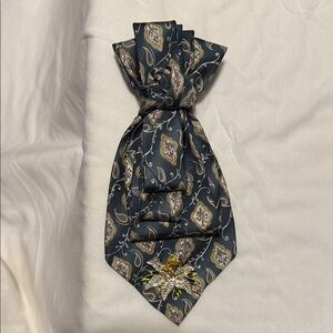 Elegant Paisley Cravat in Green and Gold